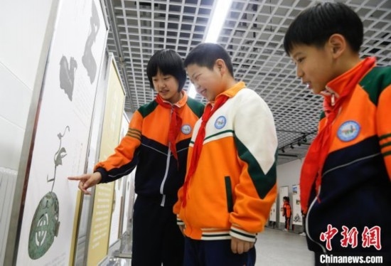 圖為學生了解出土于青海省西寧市大通回族土族自治縣的漢代鸞鳳銅熏爐蓋。中新社記者 馬銘言 攝