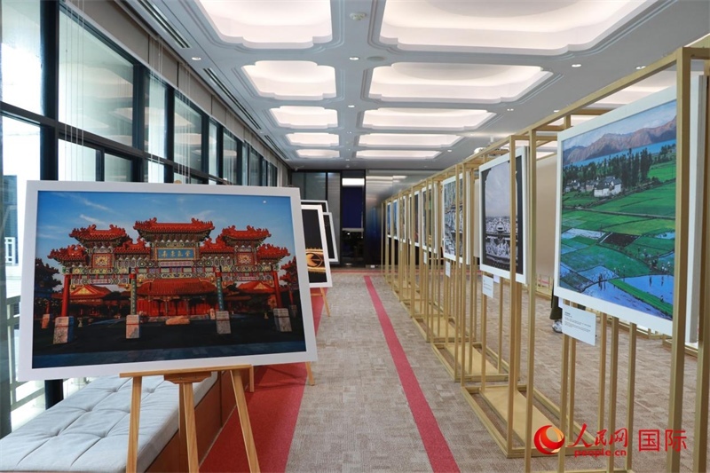 “遇見(jiàn)”攝影展現(xiàn)場(chǎng)。朱瀟逸攝