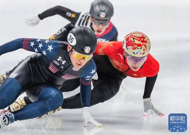 中國隊選手劉少昂（右）在比賽中。新華社記者 孫非 攝