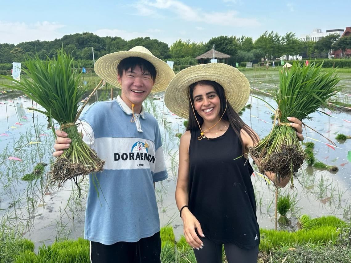 卡友琪在插秧。受訪(fǎng)者供圖