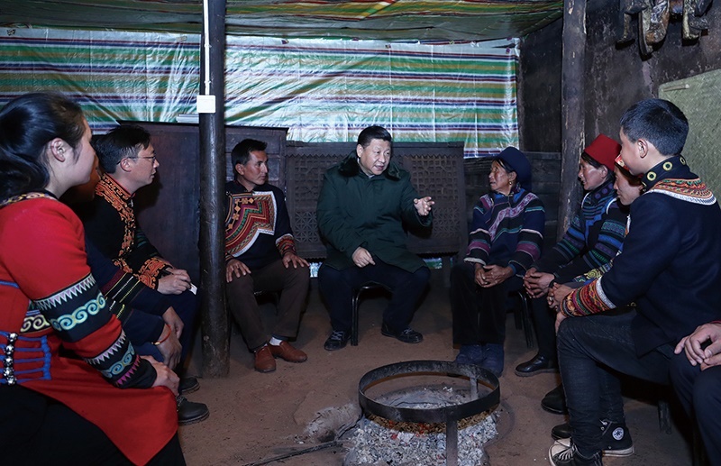 △2018年2月11日，四川涼山彝族自治州昭覺縣三岔河鄉(xiāng)三河村，習(xí)近平總書記來到村民節(jié)列俄阿木家中看望。