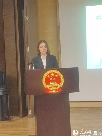 意方學(xué)生代表白綺花發(fā)言。人民網(wǎng)記者 鄭彬攝