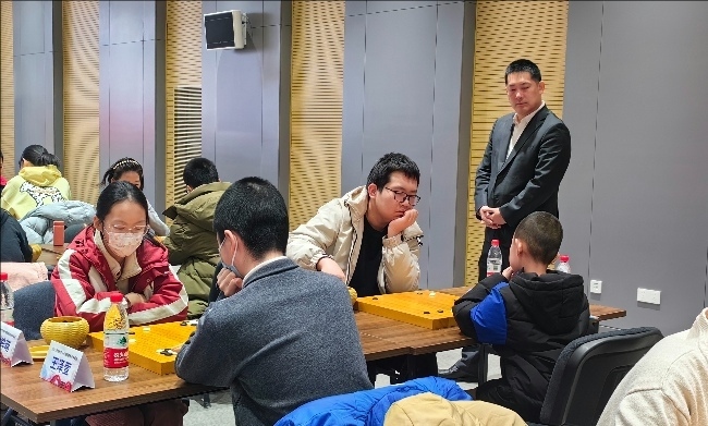 常昊觀戰(zhàn)年輕棋手們比賽。人民網(wǎng)記者 李乃妍攝