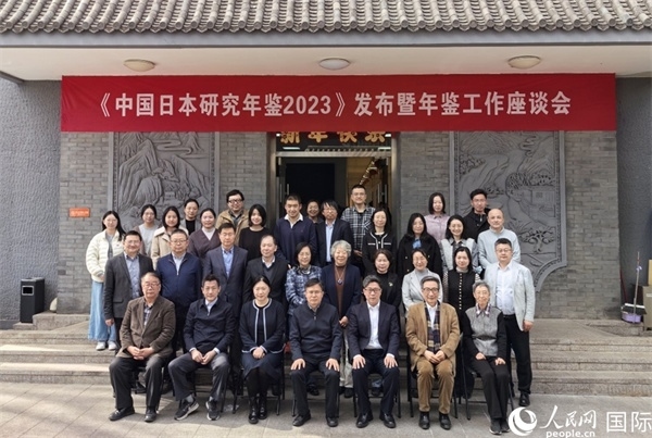 部分與會嘉賓合影留念。人民網(wǎng)記者 陳建軍攝