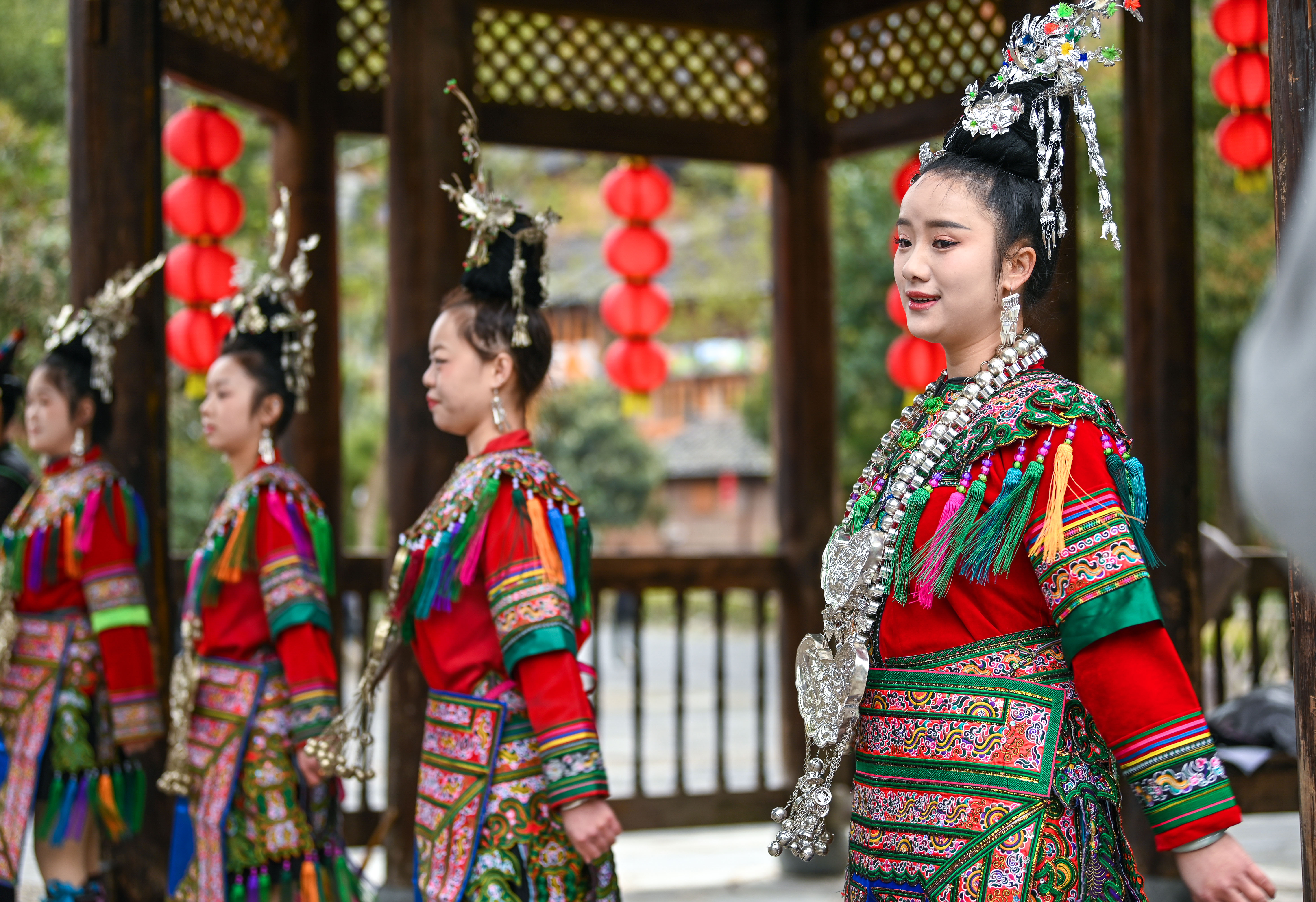  2025年3月18日，侗族群眾在貴州省黎平縣肇興侗寨給游客演唱侗族大歌。