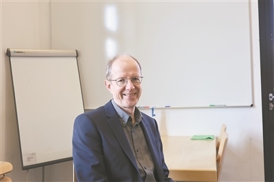 德國物理學(xué)會(huì)主席、雷根斯堡大學(xué)凝聚態(tài)物理學(xué)家克勞斯·里希特教授。駐德國記者 李山攝