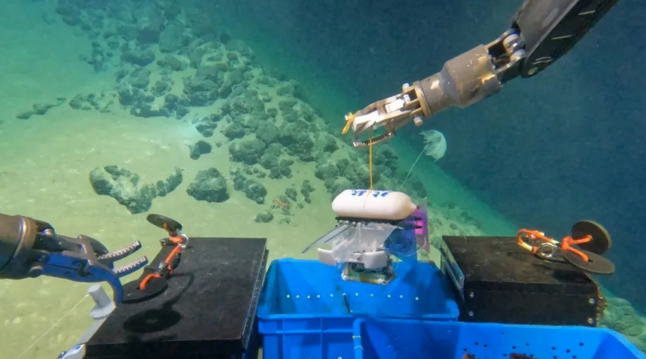 北航深海小型機(jī)器人在深海測(cè)試。校方供圖
