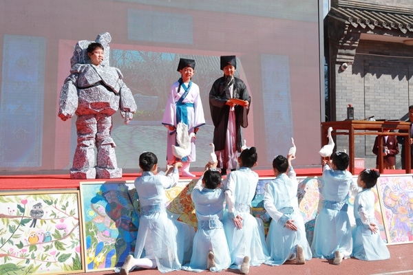 展覽開幕式上，府學(xué)學(xué)子上演情景劇《鵝池》。府學(xué)胡同小學(xué)供圖