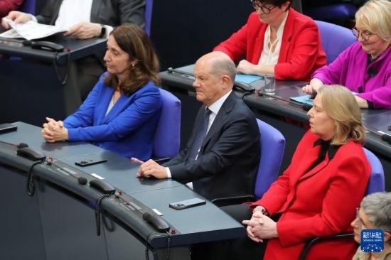 3月25日，在德國柏林，朔爾茨（中）出席新一屆德國聯(lián)邦議院首次全體會議。新華社記者 杜哲宇 攝