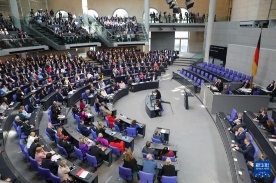 3月25日，在德國柏林，新一屆德國聯(lián)邦議院成立并召開首次全體會議。新華社記者 杜哲宇 攝