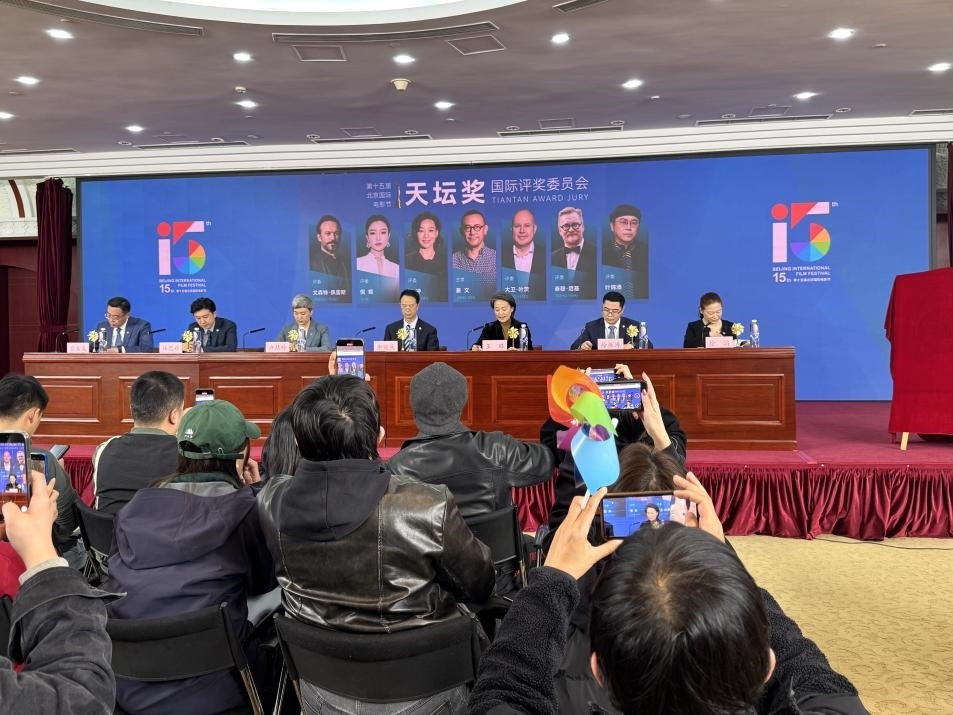 發(fā)布會(huì)現(xiàn)場(chǎng)公布本屆天壇獎(jiǎng)國(guó)際評(píng)委會(huì)陣容。人民網(wǎng)記者 劉微攝