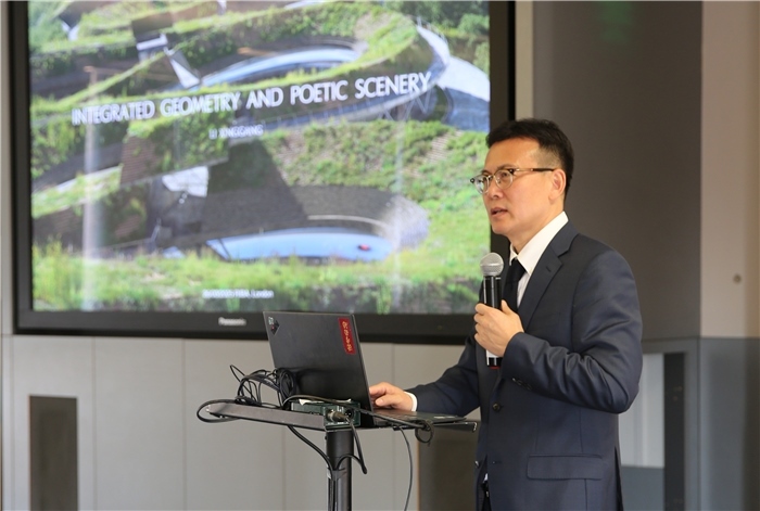 李興鋼院士做題為《勝景幾何》的主旨報(bào)告?；顒?dòng)主辦方供圖