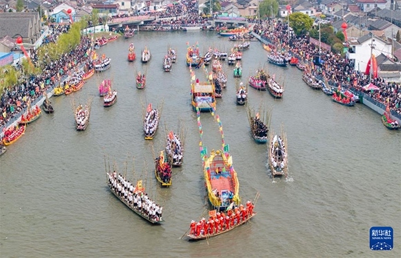 ?4月4日，選手在參加茅山會(huì)船盛會(huì)（ 無人機(jī)照片）。?新華社發(fā)（顧繼紅 攝）