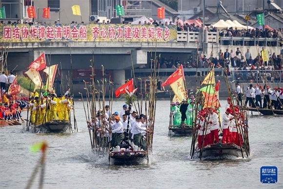 ?4月4日，選手在參加茅山會(huì)船盛會(huì)。新華社發(fā)（湯德宏 攝）