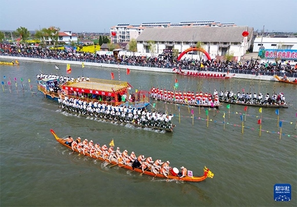 4月4日， 選手在參加茅山會(huì)船盛會(huì)（無人機(jī)照片）。新華社發(fā)（顧繼紅 攝）