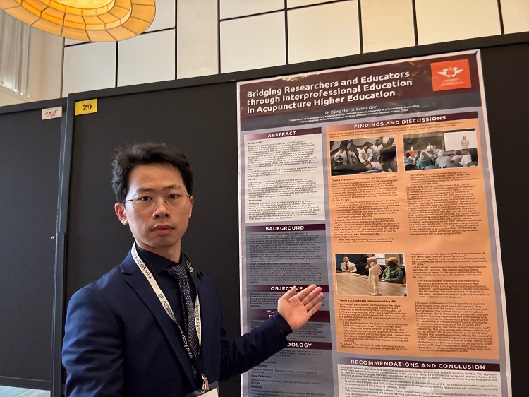 胡紫景醫(yī)生在國際針灸學(xué)術(shù)會(huì)議中。約翰內(nèi)斯堡大學(xué)供圖