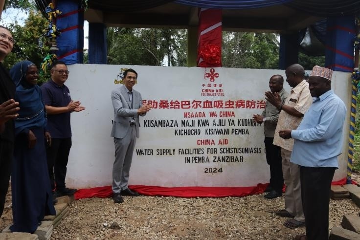 中國(guó)援助桑給巴爾血吸蟲病防治技術(shù)項(xiàng)目安全供水工程揭牌儀式日前在當(dāng)?shù)嘏e行。 施亮攝