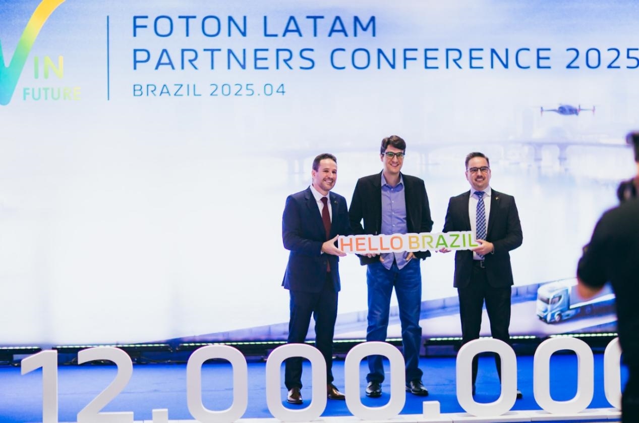 當(dāng)?shù)貢r間4月8日，福田汽車2025拉美合作伙伴大會暨巴西工廠首車下線儀式在巴西圣保羅舉行。福田巴西工廠供圖