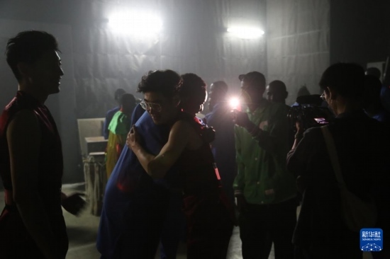 4月10日，在塞內(nèi)加爾首都達(dá)喀爾的國家大劇院，中央音樂學(xué)院進(jìn)擊打擊樂團(tuán)成員與塞內(nèi)加爾杜杜·恩迪亞耶·羅斯打擊樂團(tuán)成員在演出后臺(tái)擁抱。新華社記者 司源 攝