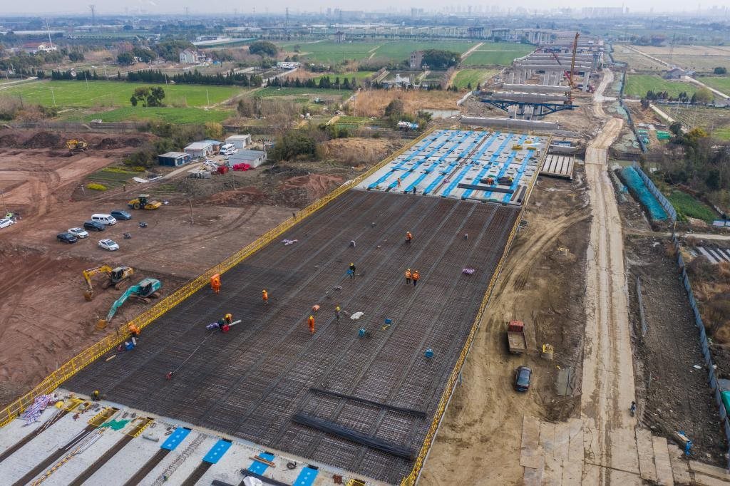 3月7日，在524國道秀洲王江涇至新塍公路工程TJ02標段，作業(yè)人員正在進行60米鋼混組合梁現(xiàn)澆橋面板鋼筋焊接及綁扎作業(yè)（無人機照片）。新華社記者 徐昱 攝