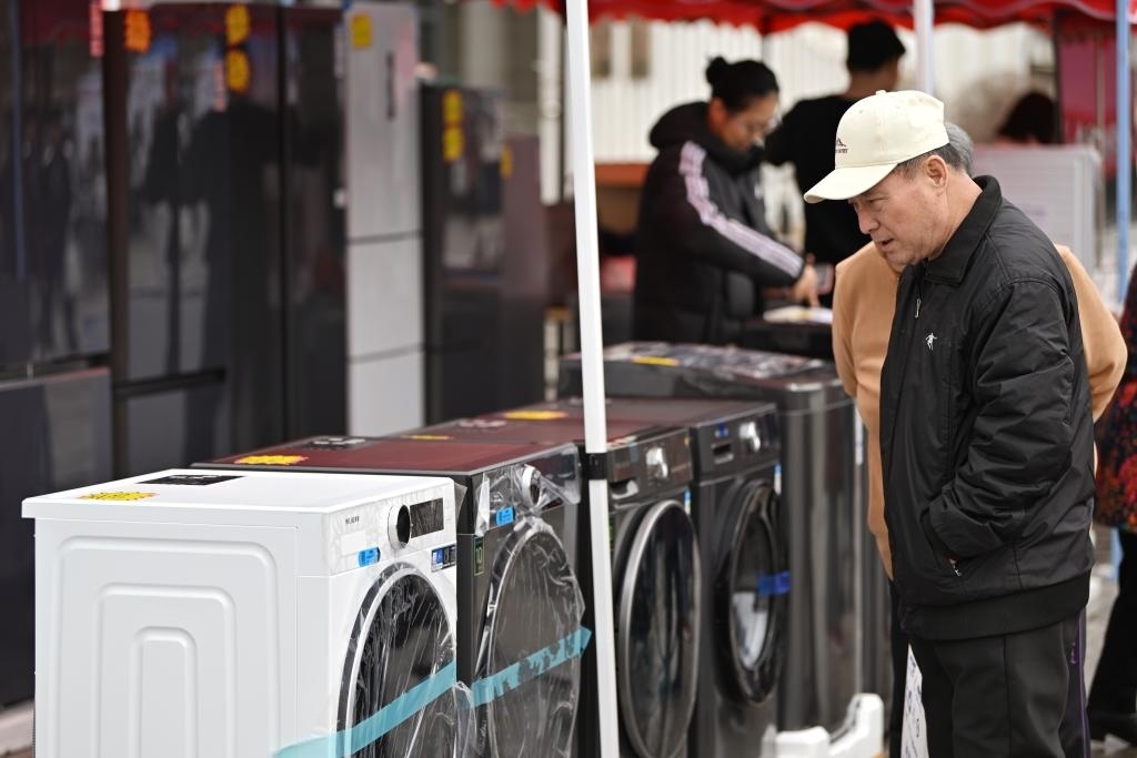 3月28日，天津市北辰區(qū)舉行2025年消費品以舊換新惠民服務活動，吸引眾多市民前來選購。新華社記者 李然 攝