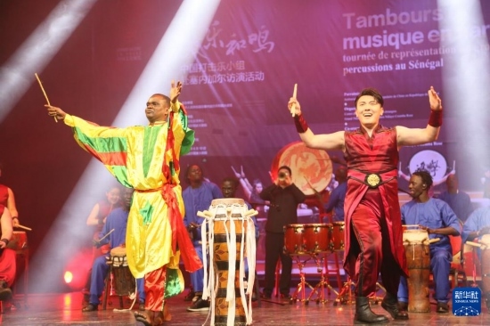 4月10日，在塞內(nèi)加爾首都達(dá)喀爾的國家大劇院，中央音樂學(xué)院進(jìn)擊打擊樂團(tuán)與塞內(nèi)加爾杜杜·恩迪亞耶·羅斯打擊樂團(tuán)同臺(tái)演出。新華社記者 司源 攝