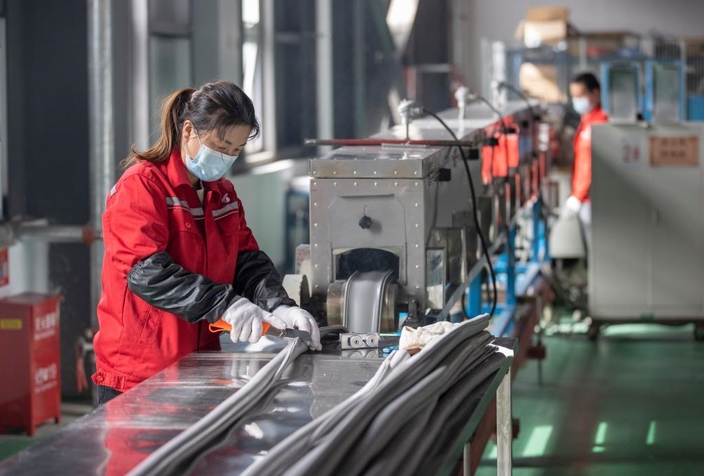 3月27日，在位于寧夏賀蘭工業(yè)園區(qū)的湯姆森電氣有限公司生產(chǎn)車間內，工作人員制作硅膠絕緣護套。新華社記者 楊植森 攝