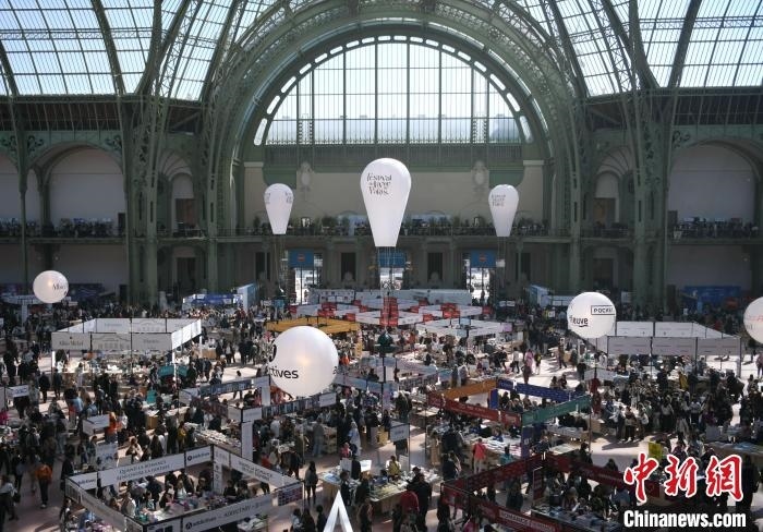 當(dāng)?shù)貢r(shí)間4月11日，2025年巴黎圖書節(jié)在巴黎大皇宮揭幕。圖為巴黎大皇宮的圖書節(jié)現(xiàn)場(chǎng)。中新社記者 李洋 攝