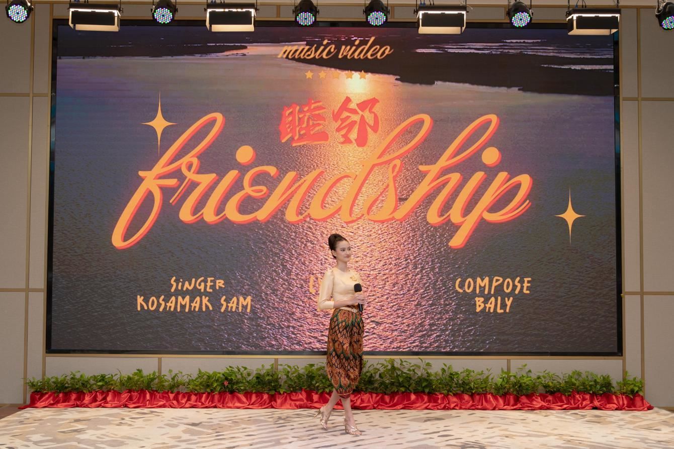 柬埔寨歌手珂撒瑪演唱紀錄片《睦鄰·柬埔寨》主題曲。柬埔寨數(shù)字電視有限公司供圖