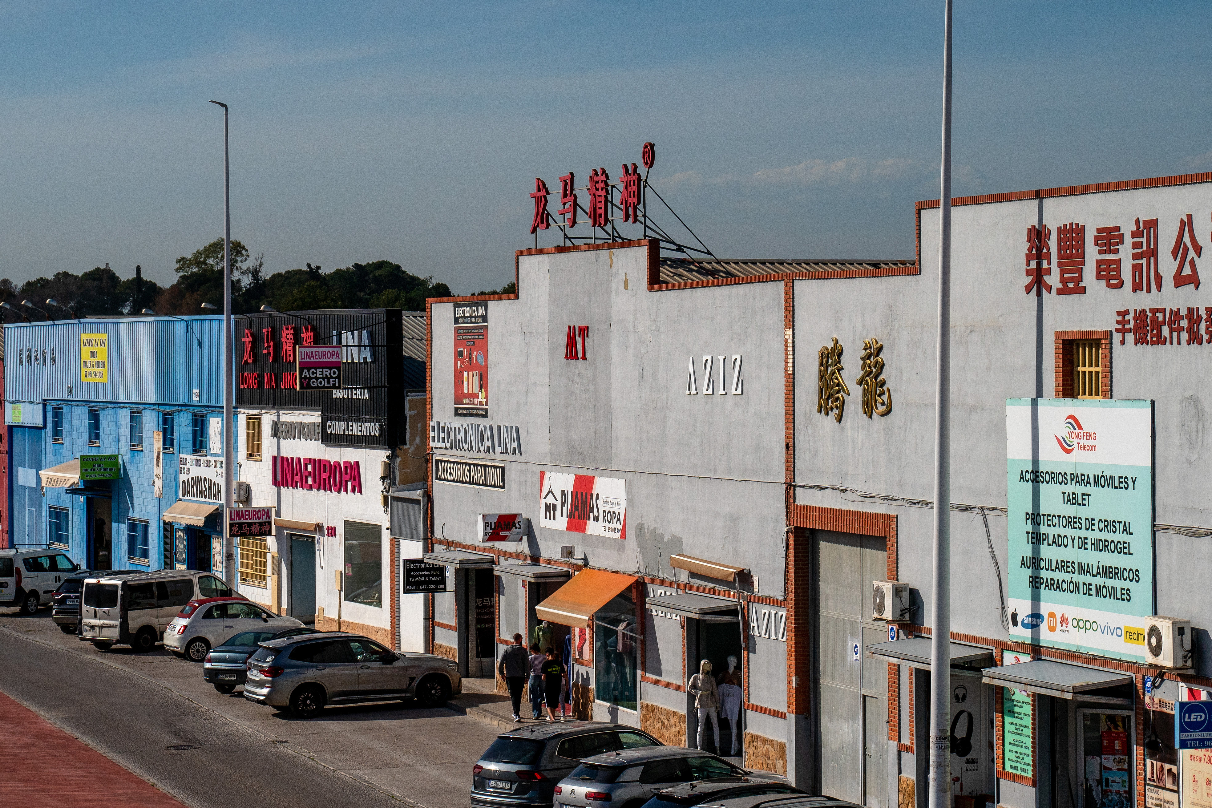 當(dāng)?shù)貢r(shí)間2025年4月10日，西班牙瓦倫西亞國(guó)際機(jī)場(chǎng)附近的中資批發(fā)零售商店。