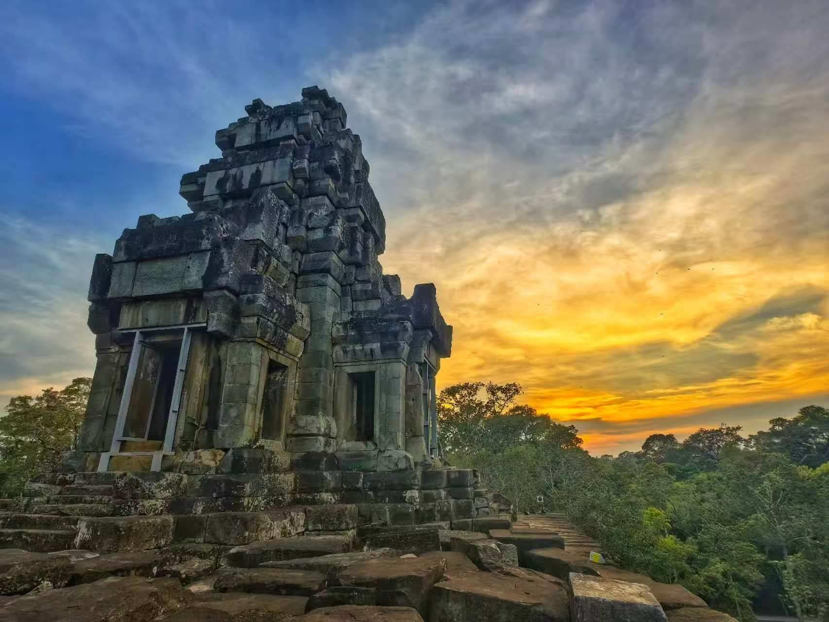 由中國專家修復(fù)的茶膠寺最高處的砂巖塔。（人民日報記者強薇 攝）