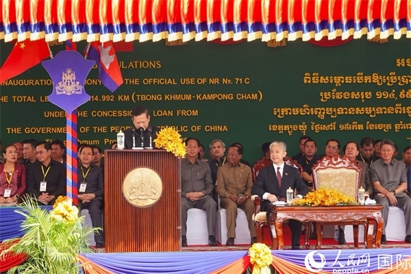 柬埔寨首相洪瑪奈在剪彩儀式上致辭。人民網(wǎng)記者 程是頡攝