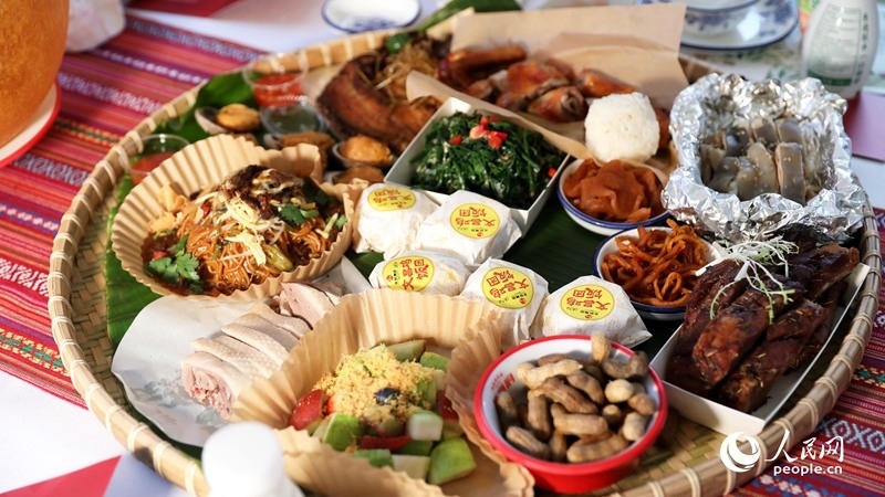 長(zhǎng)桌宴上擺滿了海南特色佳肴。人民網(wǎng)記者 符武平攝