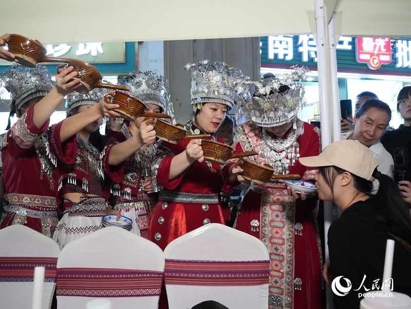 游客體驗(yàn)互動(dòng)演出《高山流水》。人民網(wǎng)記者 張力洋攝