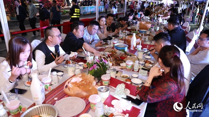 消博會(huì)嘉賓沉浸享用長(zhǎng)桌宴。人民網(wǎng)記者 符武平攝