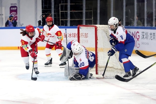 中國隊(duì)球員孔明會(huì)(左一)射門。圖片來源:中國冰球協(xié)會(huì)