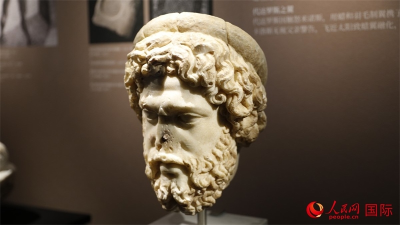 阿斯克勒庇俄斯大理石頭像。4月14日，來自希臘伊拉克利翁考古博物館的文物在故宮博物院展出。（人民網(wǎng) 張澤宇攝）