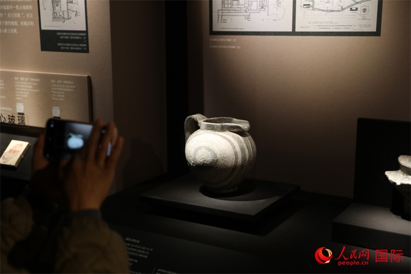 參觀者在拍攝。4月14日，來自希臘伊拉克利翁考古博物館的文物在故宮博物院展出。（人民網(wǎng) 張澤宇攝）