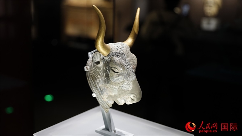 公牛頭型綠泥石來通杯。4月14日，來自希臘伊拉克利翁考古博物館的文物在故宮博物院展出。（人民網(wǎng) 張澤宇攝）