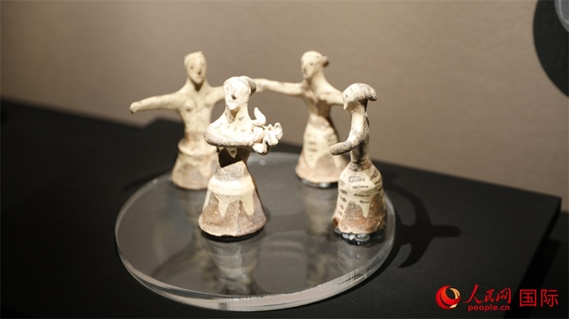 舞蹈者與音樂家雕塑群像。4月14日，來自希臘伊拉克利翁考古博物館的文物在故宮博物院展出。（人民網(wǎng) 張澤宇攝）