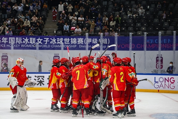 中國(guó)隊(duì)球員慶祝勝利。圖片來(lái)源：中國(guó)冰球協(xié)會(huì)