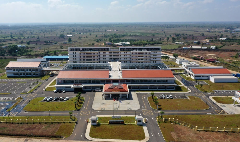 2022年2月17日在柬埔寨特本克蒙省新區(qū)拍攝的中國(guó)援柬埔寨特本克蒙省醫(yī)院。