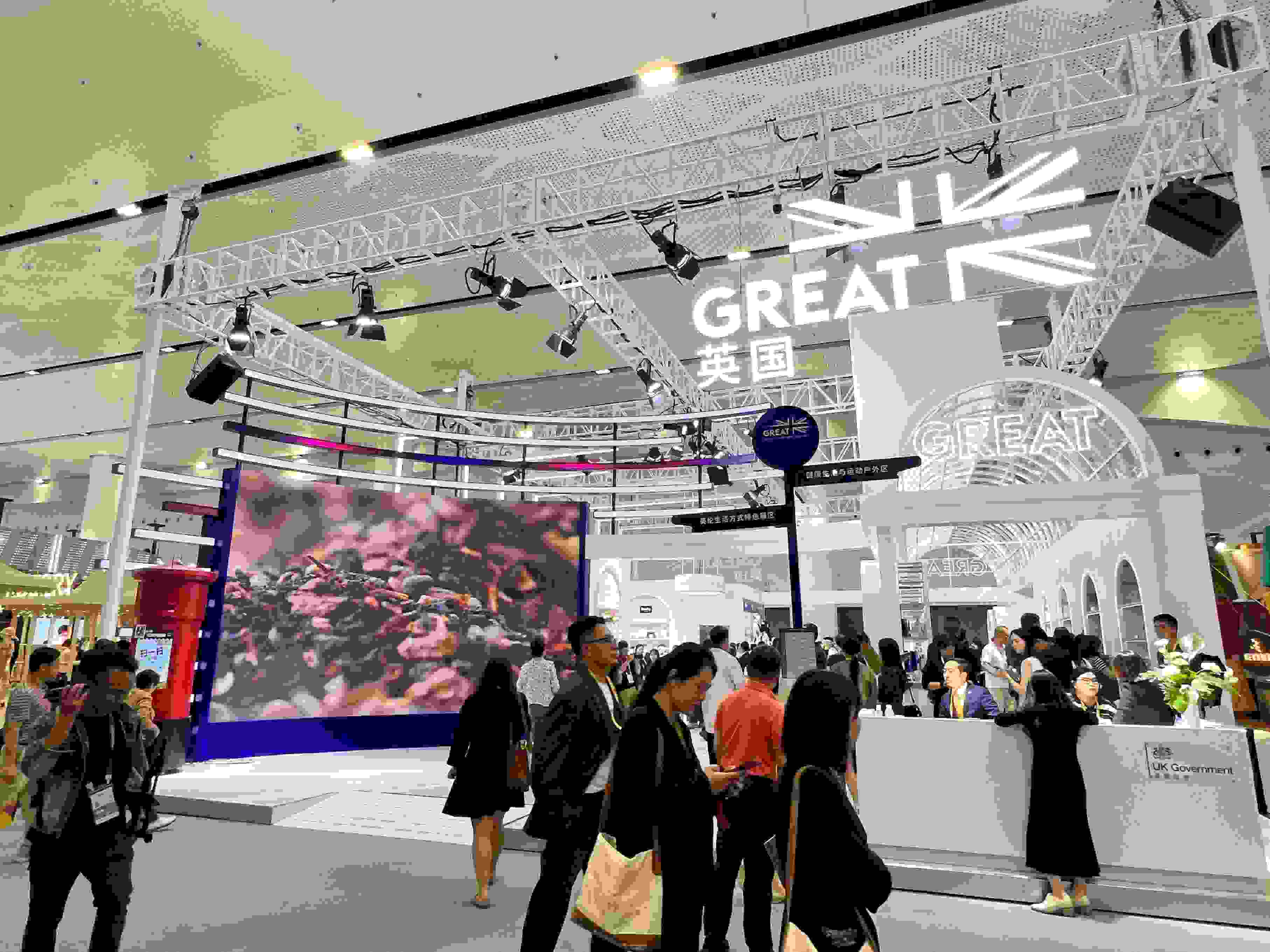 在消博會上，主賓國英國國家館開館。人民網(wǎng)記者 趙瞳攝