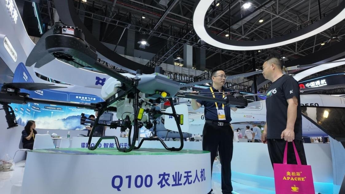 低空經(jīng)濟展區(qū)展出的農(nóng)業(yè)無人機裝備。人民網(wǎng) 歐陽易佳攝