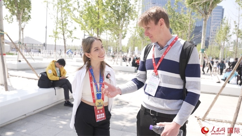 墨西哥的參賽選手阿蘭薩蘇?巴燕（左）與瑞士選手喬文韜。人民網(wǎng)記者 袁蒙攝