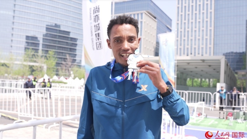 埃塞俄比亞選手圖魯·亞雷德·德梅克獲得本次大賽男子組亞軍。人民網(wǎng)記者 袁蒙攝