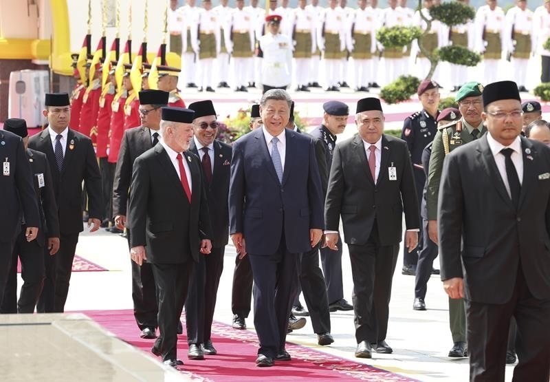 4月16日，馬來西亞最高元首易卜拉欣在馬來西亞國(guó)家王宮廣場(chǎng)為習(xí)近平主席舉行隆重歡迎儀式。