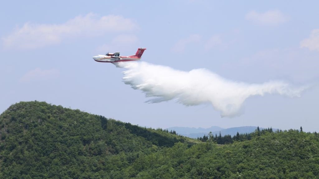 AG600飛機(jī)在四川西昌開展典型滅火場(chǎng)景驗(yàn)證試飛科目（2023年6月攝）。新華社發(fā)（中國(guó)航空工業(yè)集團(tuán)供圖）