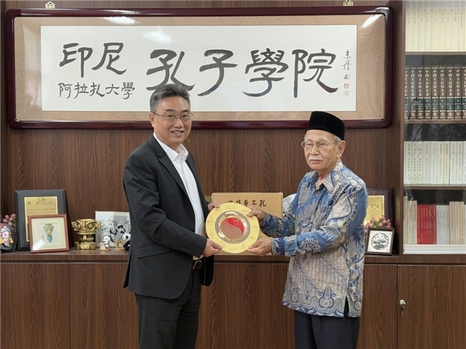 雙方交換禮物。活動主辦方供圖