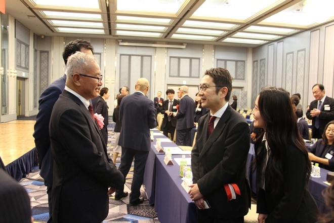 與會嘉賓熱切交流。中國駐福岡總領(lǐng)館供圖